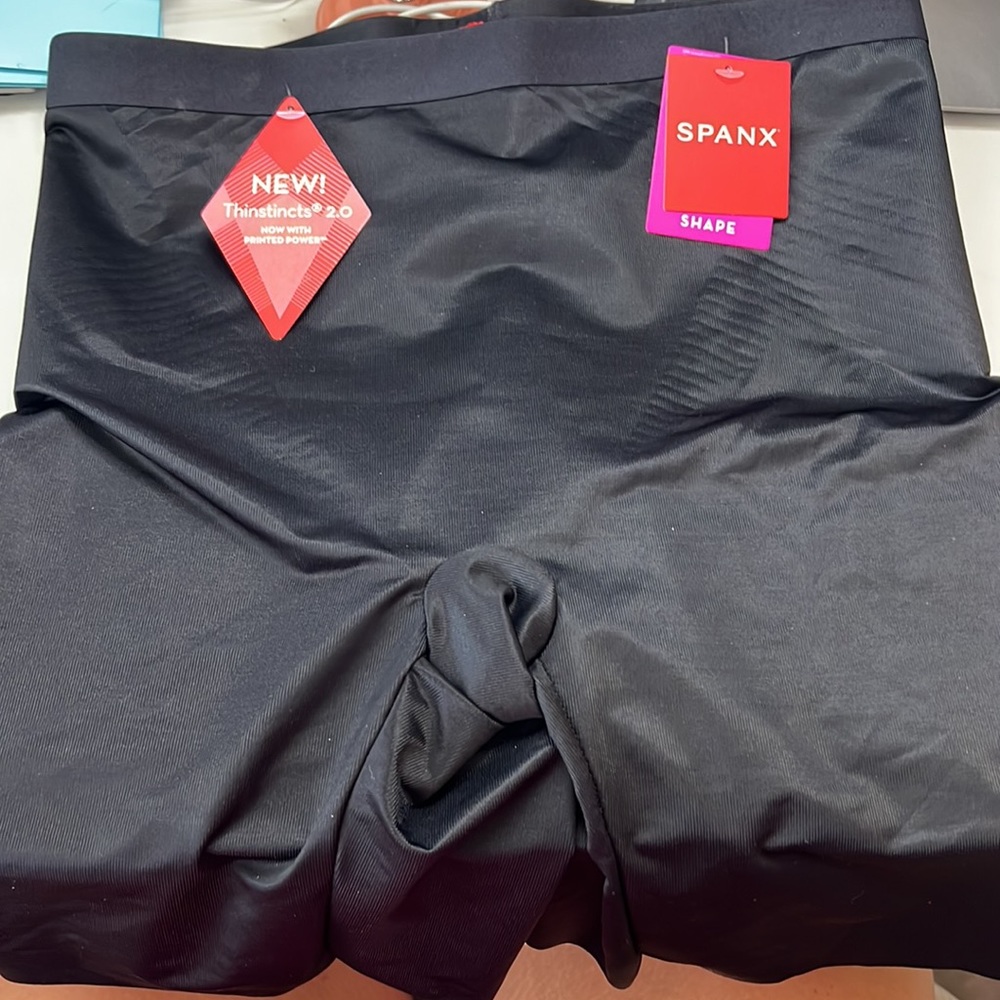 Spanx | NWT Thinstincts 2.0 Girl Shorts Shape wear Size M Very Black